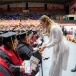 Marina del Pilar Avila Olmeda saluda a una de las graduadas del programa Tarjeta Violeta durante una ceremonia en Mexicali.
