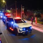 Patrullas de la Policía de San Pedro Garza García recorren una vialidad durante un operativo nocturno.