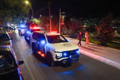 Patrullas de la Policía de San Pedro Garza García recorren una vialidad durante un operativo nocturno.