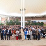 Servidores públicos de Aguascalientes y autoridades estatales posan durante la ceremonia de entrega de reconocimientos por antigüedad en el Museo Descubre.