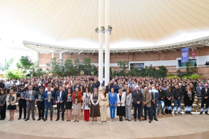 Servidores públicos de Aguascalientes y autoridades estatales posan durante la ceremonia de entrega de reconocimientos por antigüedad en el Museo Descubre.