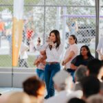 Vero Delgadillo habla ante habitantes durante un acto de entrega y anuncio de obras en la comunidad La Industrial de Guadalajara.