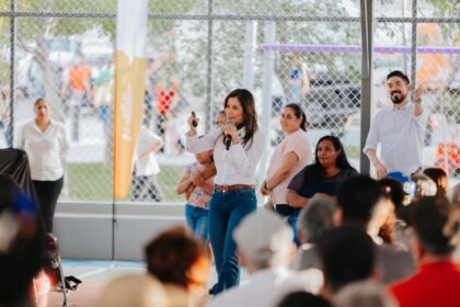Vero Delgadillo habla ante habitantes durante un acto de entrega y anuncio de obras en la comunidad La Industrial de Guadalajara.