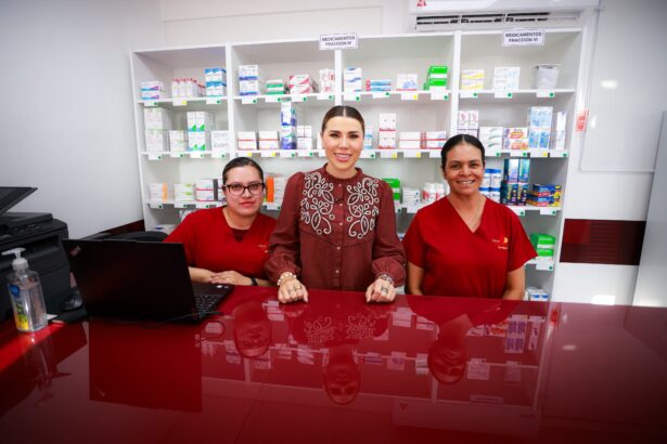 Tres mujeres posan en el mostrador de una Clínica del Bienestar, frente a estantes con medicamentos.