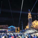 Público reunido durante un concierto nocturno frente a la Catedral de Aguascalientes, en el Festival Cultural de la Ciudad.