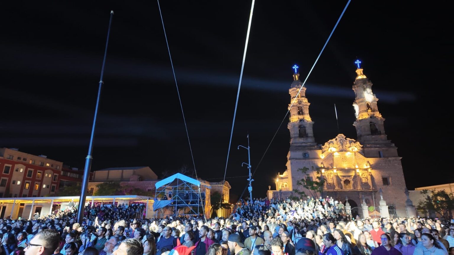 Público reunido durante un concierto nocturno frente a la Catedral de Aguascalientes, en el Festival Cultural de la Ciudad.