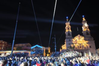 Público reunido durante un concierto nocturno frente a la Catedral de Aguascalientes, en el Festival Cultural de la Ciudad.