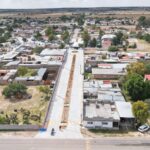 Vista aérea de una calle recientemente pavimentada con concreto hidráulico entre viviendas de una comunidad del municipio de El Llano, Aguascalientes.
