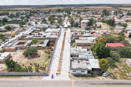 Vista aérea de una calle recientemente pavimentada con concreto hidráulico entre viviendas de una comunidad del municipio de El Llano, Aguascalientes.