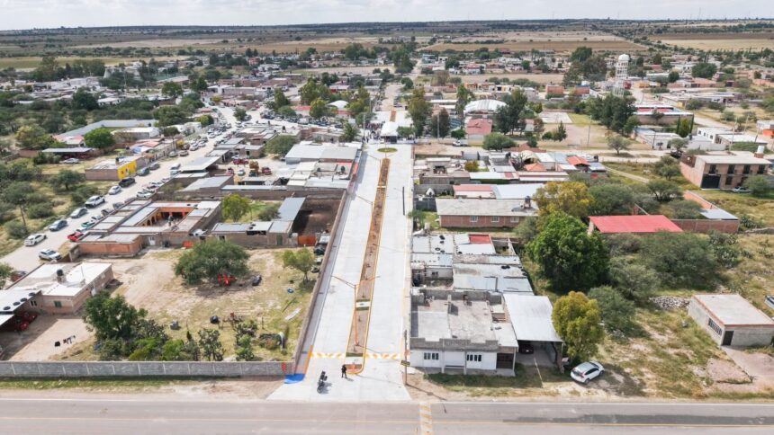 Vista aérea de una calle recientemente pavimentada con concreto hidráulico entre viviendas de una comunidad del municipio de El Llano, Aguascalientes.