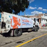 Pipa de distribución gratuita de agua del Gobierno de Guadalajara estacionada en una calle del municipio.