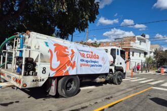 Pipa de distribución gratuita de agua del Gobierno de Guadalajara estacionada en una calle del municipio.