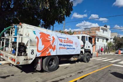 Pipa de distribución gratuita de agua del Gobierno de Guadalajara estacionada en una calle del municipio.