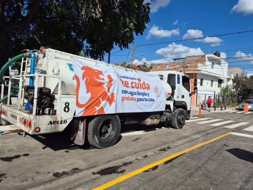 Pipa de distribución gratuita de agua del Gobierno de Guadalajara estacionada en una calle del municipio.
