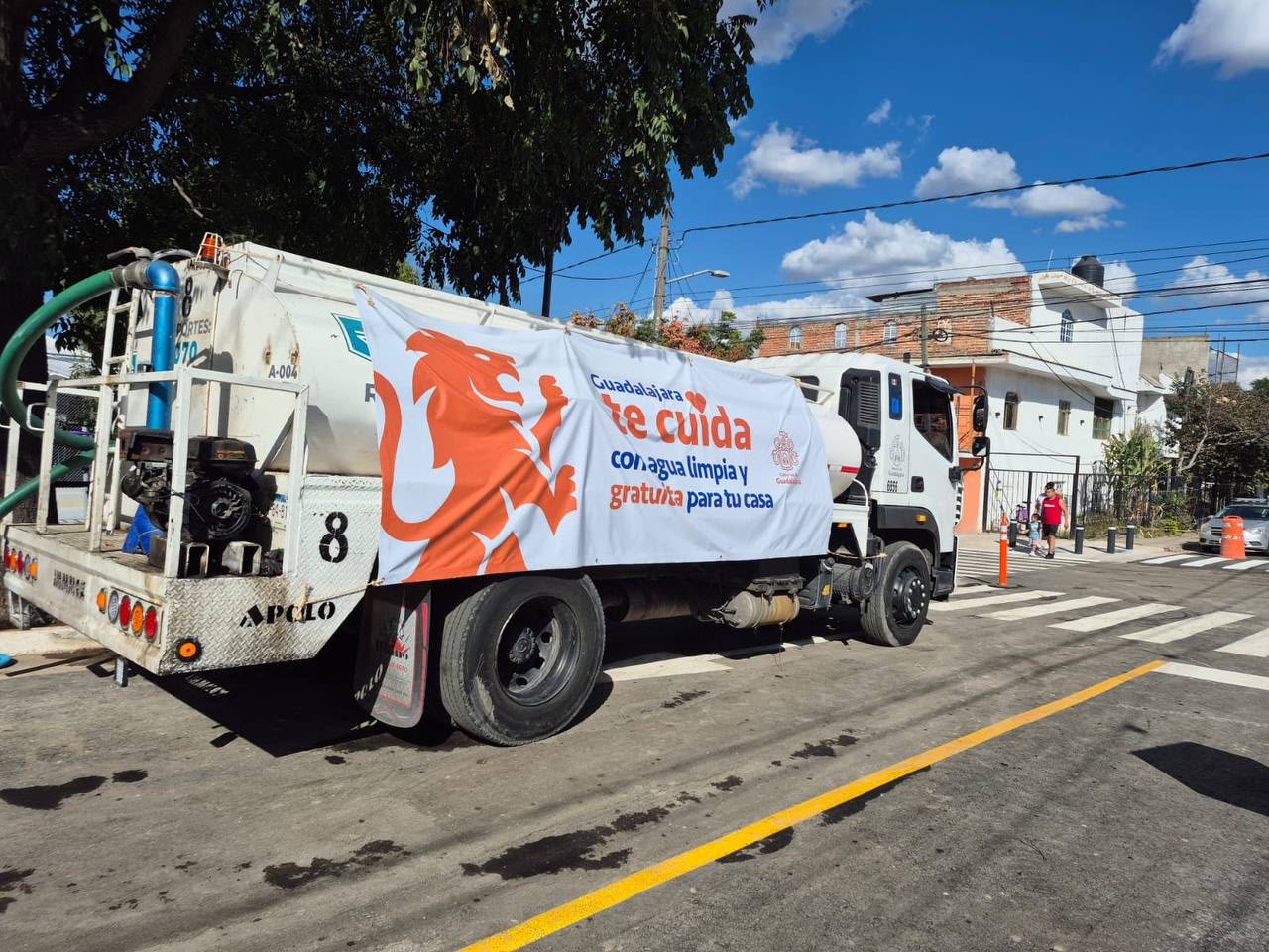 Pipa de distribución gratuita de agua del Gobierno de Guadalajara estacionada en una calle del municipio.
