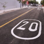 Calle repavimentada en Guadalajara, con señalamiento de velocidad máxima de 20 kilómetros por hora y flechas de circulación.