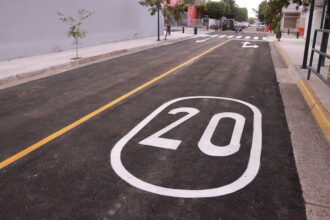 Calle repavimentada en Guadalajara, con señalamiento de velocidad máxima de 20 kilómetros por hora y flechas de circulación.