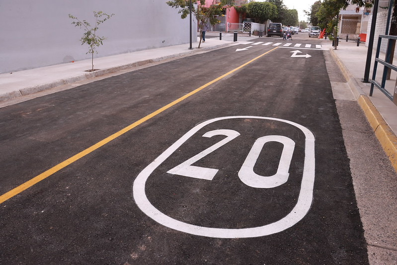 Calle repavimentada en Guadalajara, con señalamiento de velocidad máxima de 20 kilómetros por hora y flechas de circulación.