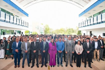 Asistentes y autoridades durante la ceremonia de aniversario del Instituto Tecnológico El Llano Aguascalientes, en el patio central de las instalaciones.