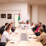 Autoridades de Baja California y representantes de la CFE reunidos en una mesa de trabajo sobre mantenimiento eléctrico.