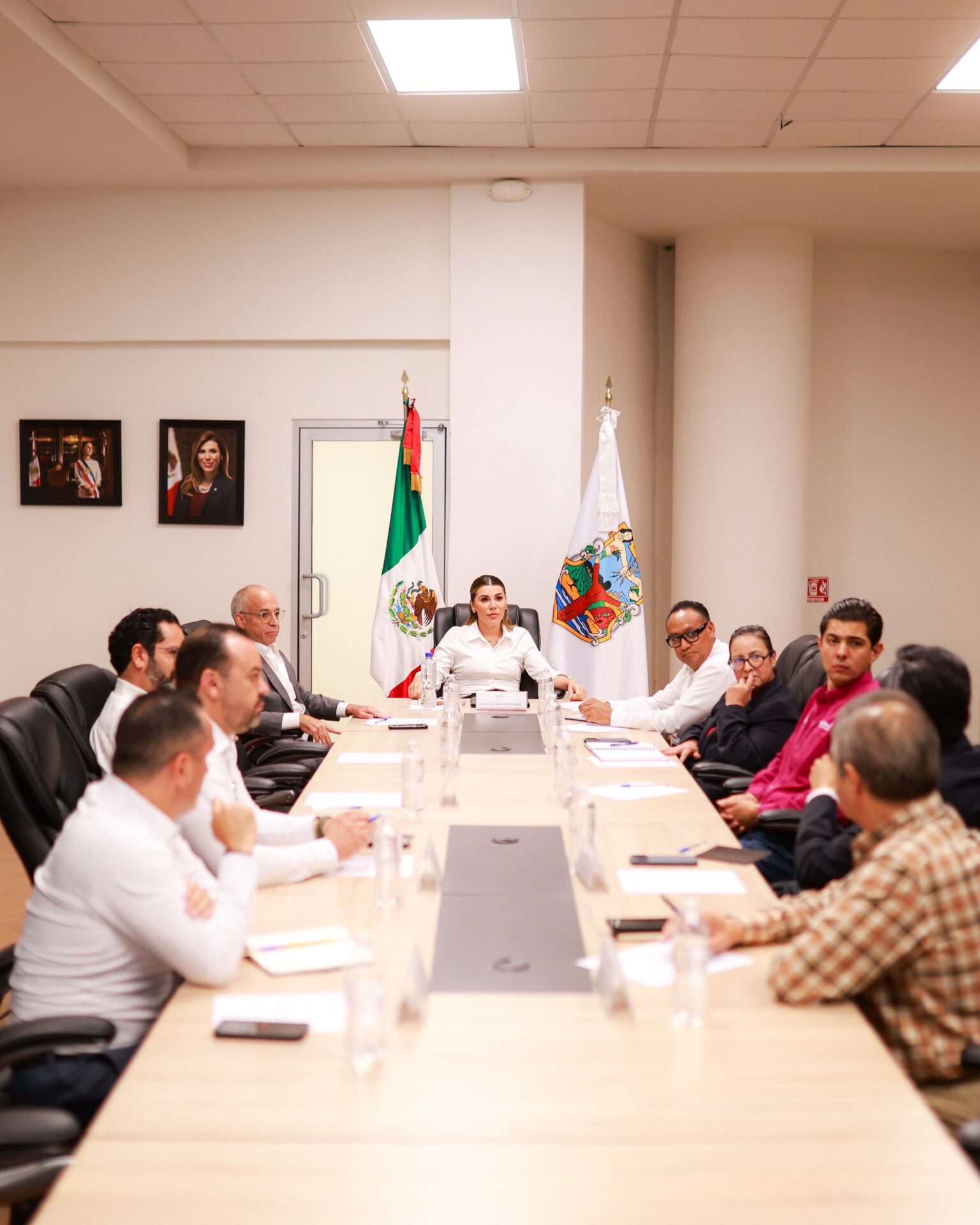 Autoridades de Baja California y representantes de la CFE reunidos en una mesa de trabajo sobre mantenimiento eléctrico.