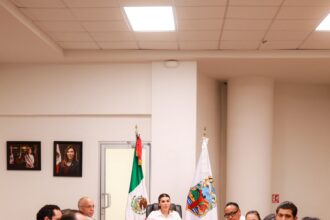 Autoridades de Baja California y representantes de la CFE reunidos en una mesa de trabajo sobre mantenimiento eléctrico.