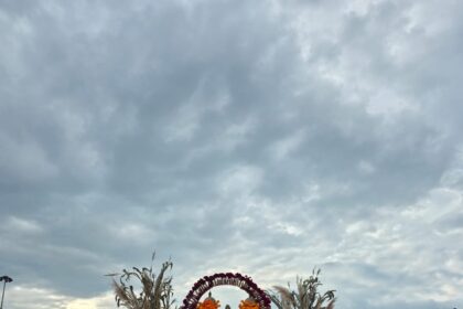 Altar monumental de Día de Muertos decorado con flores de cempasúchil, figuras tradicionales y ofrendas en Zapopan.