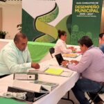 Personal municipal revisa expedientes durante una jornada de evaluación de desempeño en Soledad de Graciano Sánchez