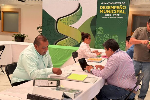 Personal municipal revisa expedientes durante una jornada de evaluación de desempeño en Soledad de Graciano Sánchez