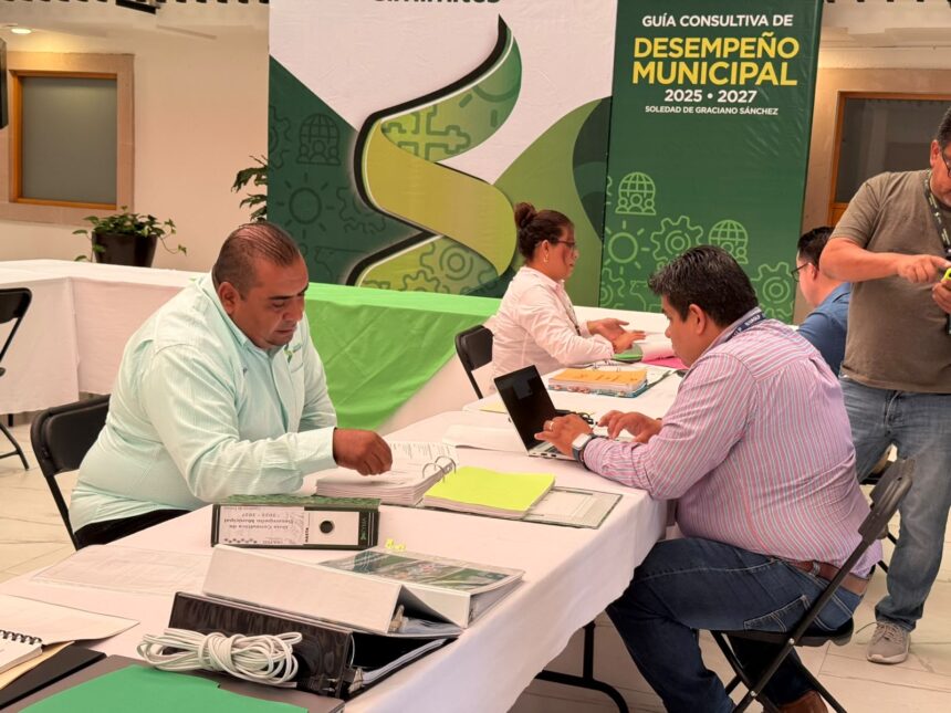 Personal municipal revisa expedientes durante una jornada de evaluación de desempeño en Soledad de Graciano Sánchez