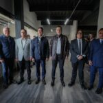 Seis funcionarios posan en un edificio durante una jornada institucional en Querétaro