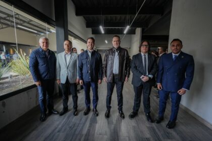 Seis funcionarios posan en un edificio durante una jornada institucional en Querétaro