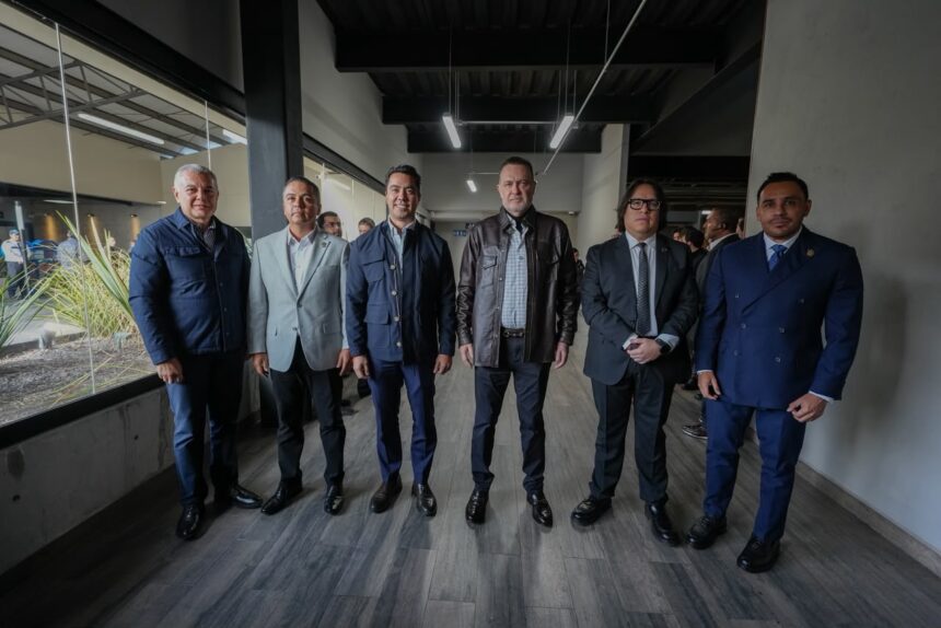 Seis funcionarios posan en un edificio durante una jornada institucional en Querétaro