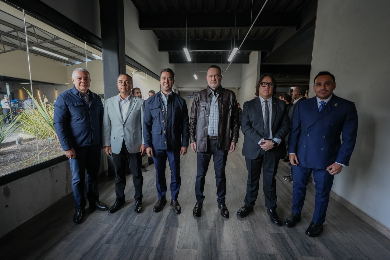 Seis funcionarios posan en un edificio durante una jornada institucional en Querétaro