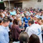 Habitantes de Cuerámaro se reúnen con autoridades durante una visita a la comunidad