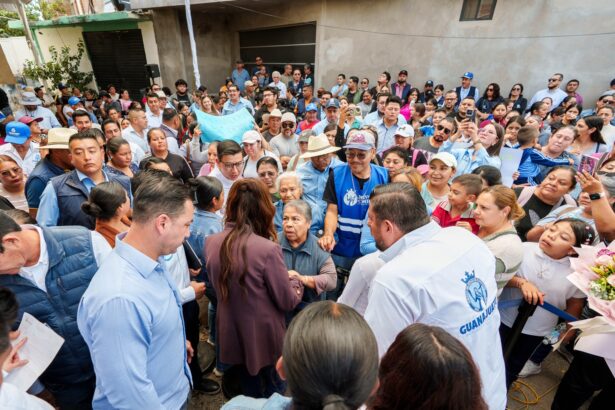 Habitantes de Cuerámaro se reúnen con autoridades durante una visita a la comunidad