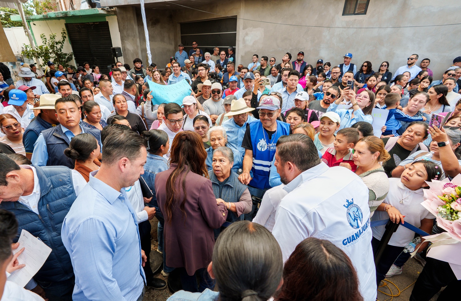 Habitantes de Cuerámaro se reúnen con autoridades durante una visita a la comunidad