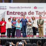 Participantes y autoridades durante una entrega de tarjetas del Programa de Mejoramiento de Vivienda en Baja California
