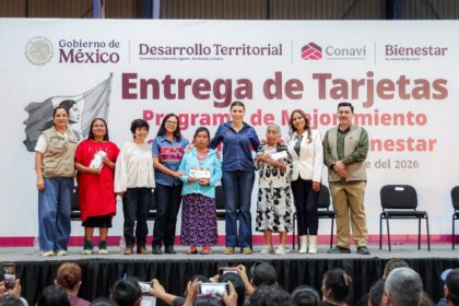 Participantes y autoridades durante una entrega de tarjetas del Programa de Mejoramiento de Vivienda en Baja California