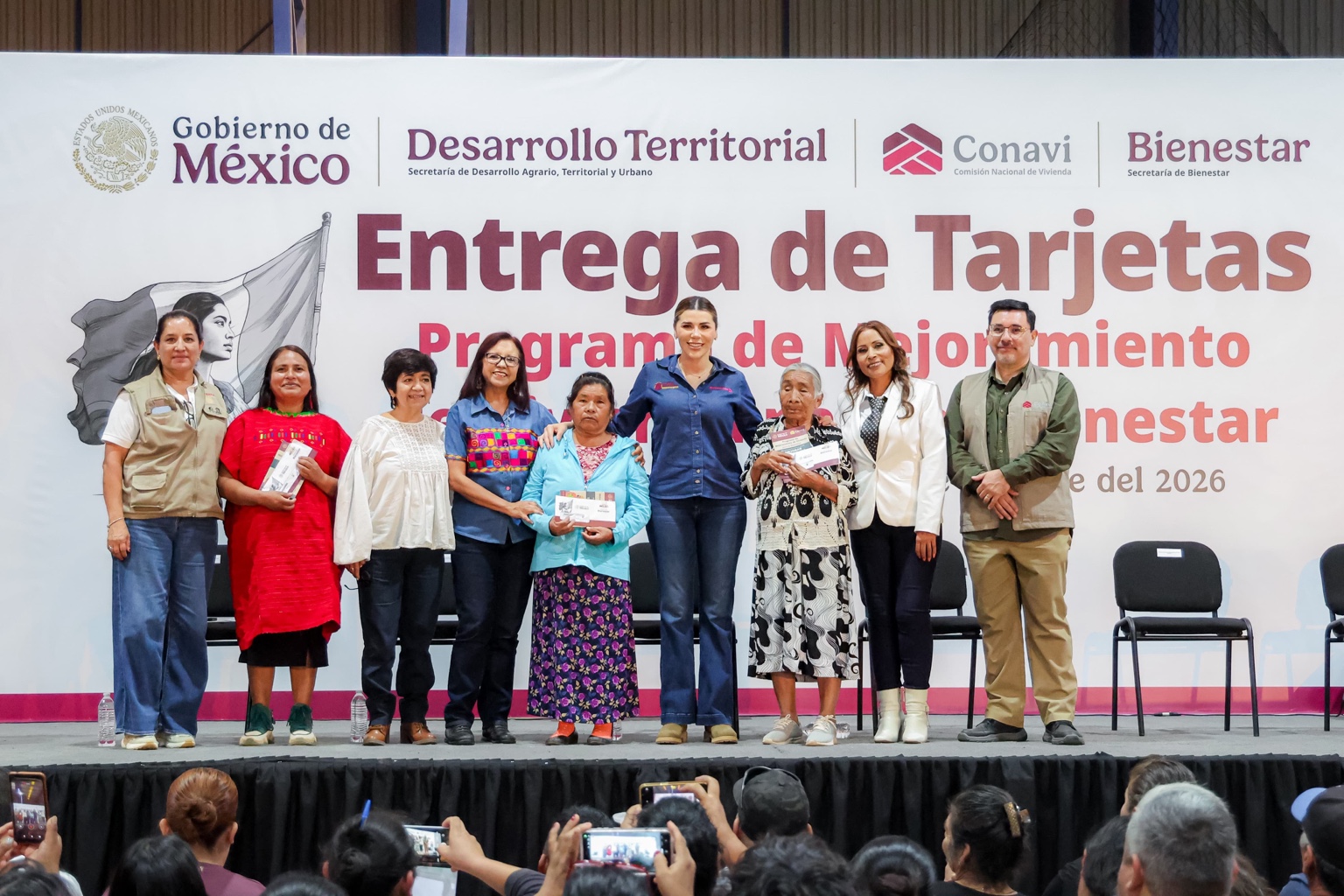Participantes y autoridades durante una entrega de tarjetas del Programa de Mejoramiento de Vivienda en Baja California