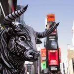 Escultura de un toro de franjas blancas y negras en Times Square, Nueva York.