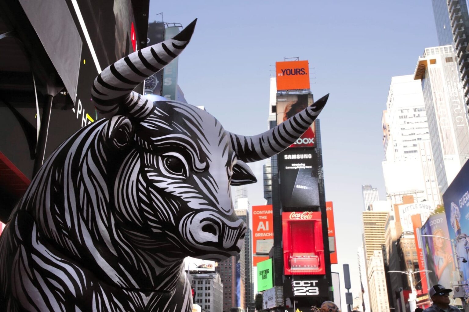 Escultura de un toro de franjas blancas y negras en Times Square, Nueva York.