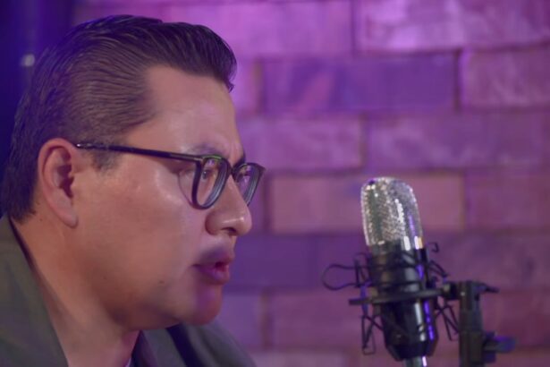 Invitado del pódcast ELPEC durante una entrevista frente a un micrófono en estudio