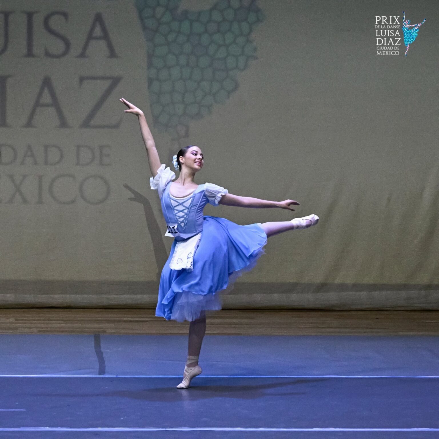Bailarina de ballet sobre el escenario durante el Prix de la Danse Luisa Díaz