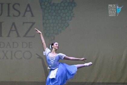 Bailarina de ballet sobre el escenario durante el Prix de la Danse Luisa Díaz