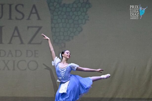 Bailarina de ballet sobre el escenario durante el Prix de la Danse Luisa Díaz