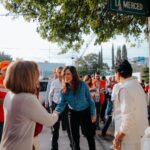 Vero Delgadillo conversa con habitantes de Jardines de Plaza del Sol durante una visita de trabajo en Guadalajara