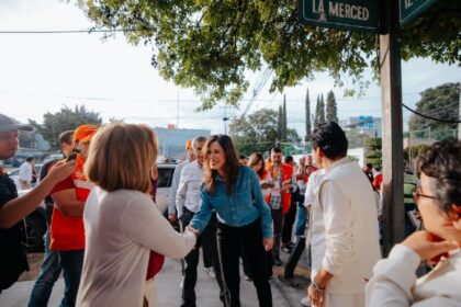 Vero Delgadillo conversa con habitantes de Jardines de Plaza del Sol durante una visita de trabajo en Guadalajara