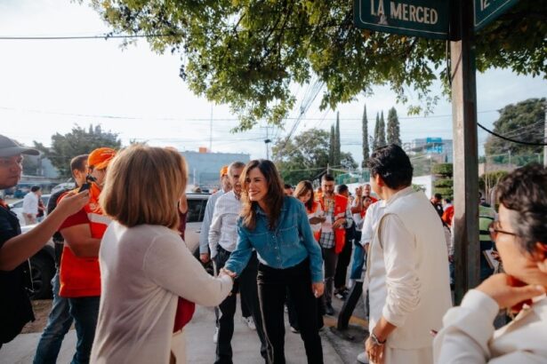 Vero Delgadillo conversa con habitantes de Jardines de Plaza del Sol durante una visita de trabajo en Guadalajara