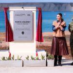 Ceremonia de colocación de la primera piedra del proyecto Punta Colonet, Baja California, junto a la placa conmemorativa del 28 de octubre de 2026